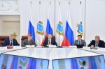 Губернатор Роман Бусаргин провел постоянно действующее совещание с зампредами и министрами Правительства области.