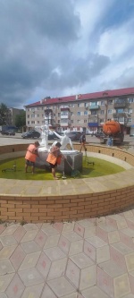 МКУ "Благоустройство" обслуживают фонтан  возле парка им А.С.Пушкина.