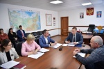 Губернатор области провел рабочее совещание в администрации Питерского района.